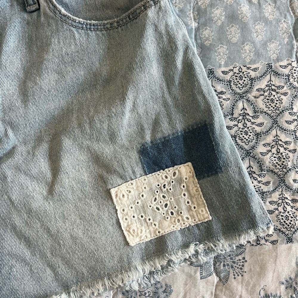 Hollister Women's Light Blue Jean Shorts with Patchwork Size 1 W 25 100% Cotton - Picture 3 of 5